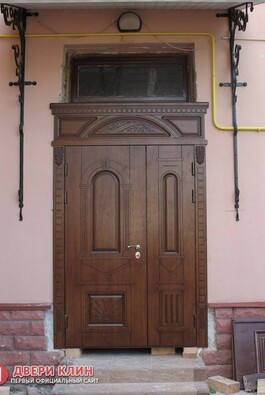 Парадная дверь с массивом дуба с фрамугой сверху