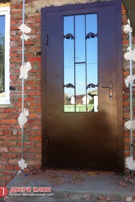 Уличная дверь дверь в кирпичном доме со стеклом и ковкой