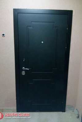 Входная дверь в квартиру с МДФ черного цвета