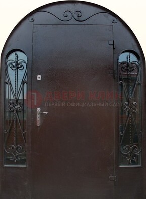 Арочная дверь со стеклом и ковкой ДА-16 под старину в Можайске