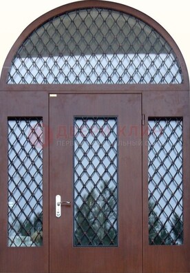 Крепкая стальная арочная дверь со стеклом и ковкой ДА-21 в Можайске
