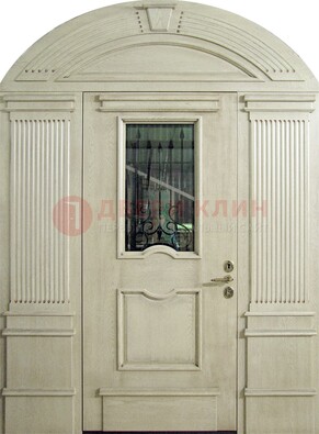 Белая входная дверь массив со стеклом и ковкой ДА-49 в Можайске
