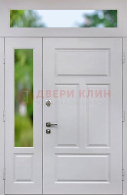 Белая полуторная железная дверь со стеклом и фрамугами ДФГ-10 в Можайске