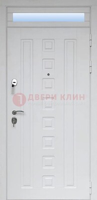 Белая металлическая дверь с фрамугой для коттеджа ДФГ-21 в Истре