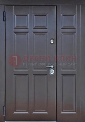 Тёмная двухстворчатая входная дверь для коттеджа с МДФ ДМ-533 в Можайске