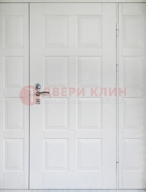 Белая входная дверь для коттеджа с МДФ ДМ-536 в Можайске
