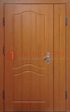 Коричневая двухстворчатая тамбурная дверь с МДФ ДМ-538 в Можайске