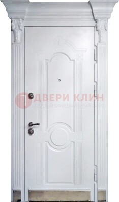 Белая металлическая дверь с массивом дуба для дома ДМД-59 в Можайске