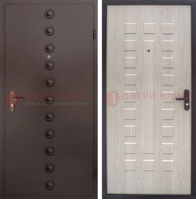 Коричневая железная дверь с порошковым покрытием и узором ДП-246 в Можайске