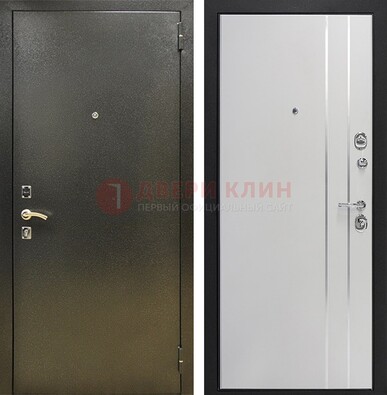 Железная темная дверь с порошковым покрытием и белая МДФ с молдингами  ДП-296 в Можайске