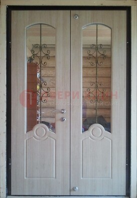 Парадная дверь со стеклянными вставками и ковкой ДПР-23 в деревянный дом в Можайске