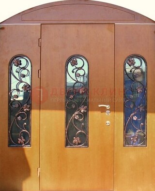 Парадная дверь со стеклянными вставками и ковкой ДПР-28 в общественное здание в Можайске