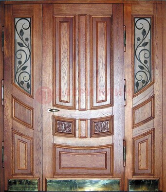 Парадная дверь со стеклом и ковкой ДПР-35 для загородного дома в Можайске