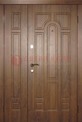Двухстворчатая коричневая парадная дверь ДПР-48 в Можайске