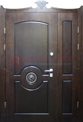 Коричневая парадная дверь с украшением ДПР-52 с утеплением в Омске