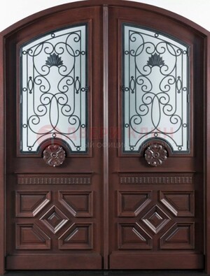 Арочная коричневая парадная дверь ДПР-66 в Можайске