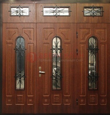 Парадная дверь с металлическими вставками и ковкой ДПР-72 в дом в Можайске