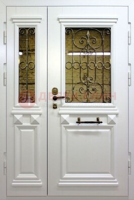 Белая парадная металлическая дверь со стеклом и ковкой ДПР-83 в Можайске