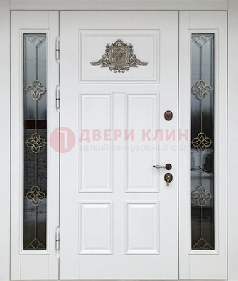 Белая входная парадная дверь со стеклом и ковкой ДПР-92 в Можайске