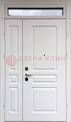 Белая двухстворчатая металлическая дверь со стеклом ДС-63 в Можайске