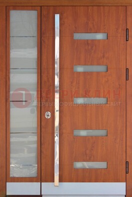 Коричневая металлическая дверь со стеклом ДС-72 в Можайске