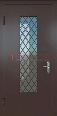 Темная металлическая дверь с решеткой и стеклом ДС-7 в Можайске
