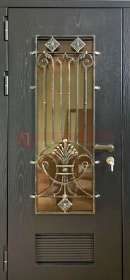 Одностворчатая железная дверь со стеклом и ковкой для дома ДСК-101 в Перми