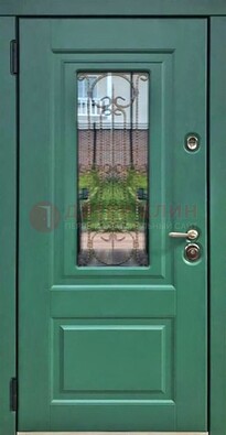Зеленая металлическая дверь со стеклом и ковкой ДСК-113 в Екатеринбурге