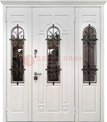 Белая распашная стальная дверь со стеклом и ковкой ДСК-125 в Сергиевом Посаде
