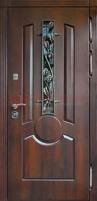 Темная железная дверь со стеклом и ковкой для кирпичного дома ДСК-136 в Можайске