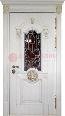 Белая железная дверь со стеклом и ковкой для кирпичного дома ДСК-155 в Можайске