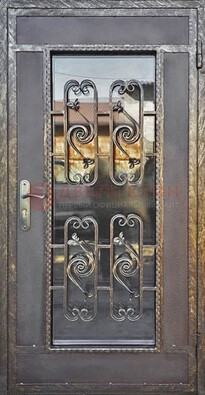 Коричневая наружная дверь порошок со стеклом и ковкой ДСК-160 в Лыткарино