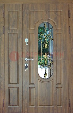 Коричневая полуторная дверь со стеклом и ковкой ДСК-198 в Можайске
