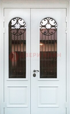 Белая стальная дверь стекло с ковкой и филенкой ДСК-201 в Можайске