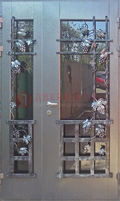 Распашная уличная дверь Порошок со стеклом и ковкой ДСК-221 в Можайске