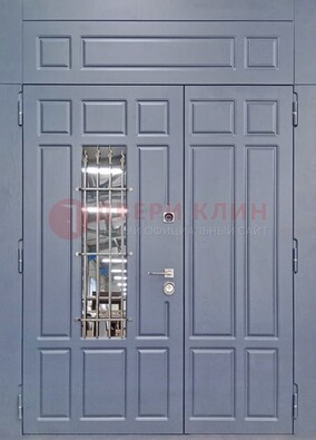 Серая двухстворчатая дверь Винорит со стеклом и ковкой ДСК-234 RAL 7024 в Можайске