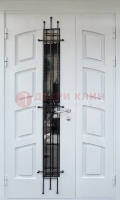 Белая полуторная стальная дверь с массивом для коттеджа ДСК-253 в Ликино-Дулево