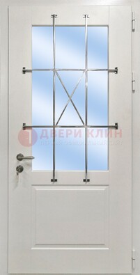 Белая простая железная дверь Винорит со стеклом и ковкой ДСК-257 в Можайске