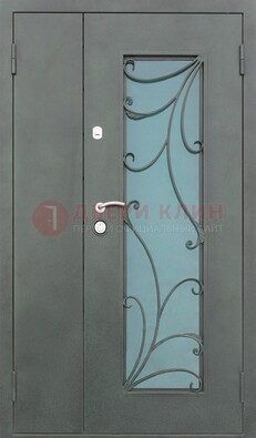 Двухстворчатая железная дверь со стеклом и ковкой ДСК-40 в Мурино