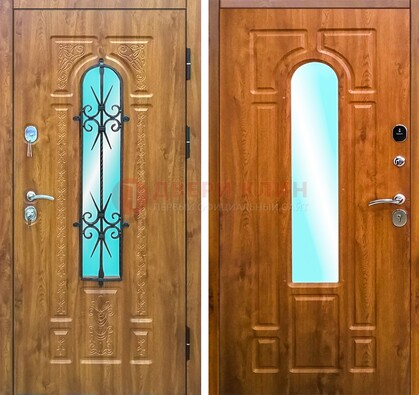 Входная дверь со стеклом и ковкой ДСК-54 для частного дома в Можайске