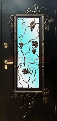 Железная дверь со стеклом и ковкой ДСК-70 для деревянного дома в Перми
