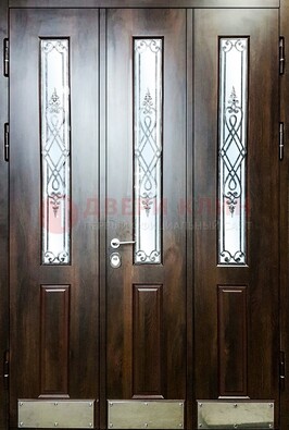 Входная дверь со стеклом и ковкой ДСК-72 в кирпичный дом в Можайске