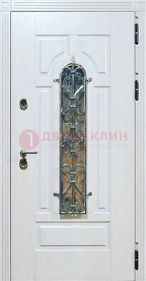Белая остекленная металлическая дверь с ковкой ДСК-98 в Можайске