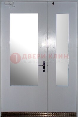 Белая  тамбурная дверь со стеклянными вставками ДТМ-18 в Можайске