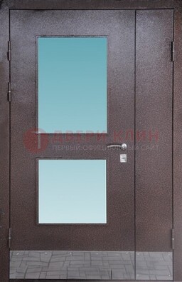 Коричневая тамбурная дверь со стеклянными вставками ДТМ-21 в Можайске