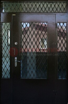 Коричневая тамбурная дверь со стеклянными вставками и ковкой ДТМ-32 в Можайске