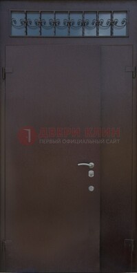 Коричневая тамбурная дверь со стеклянными вставками и ковкой ДТМ-39 в Можайске
