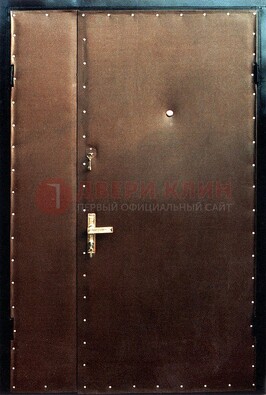 Коричневая тамбурная дверь с оформлением ДТМ-40 в Можайске