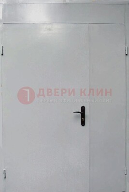 Белая металлическая тамбурная дверь ДТМ-5 в Можайске