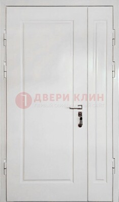 Полуторная металлическая дверь с МДФ в белом цвете ПЛ-24 в Можайске